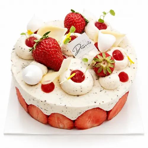 mousse légère à la vanille de Madagascar, gel fraise, épais biscuit moelleux aux amandes, fraises Sarthoises